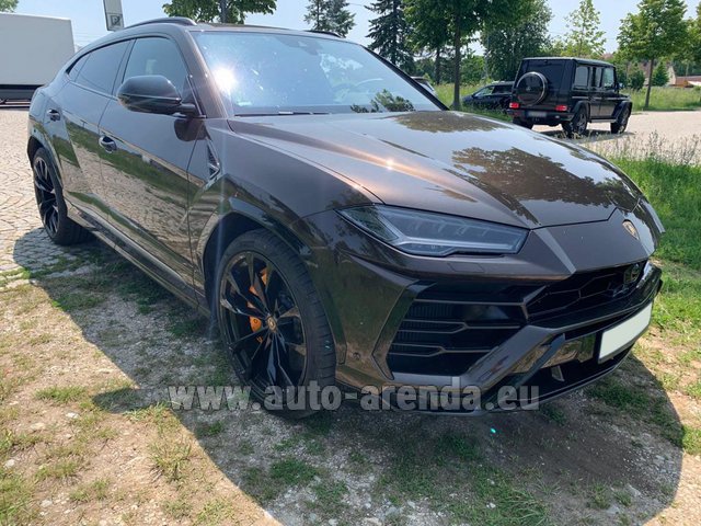 Rent the Lamborghini Urus car in Paris